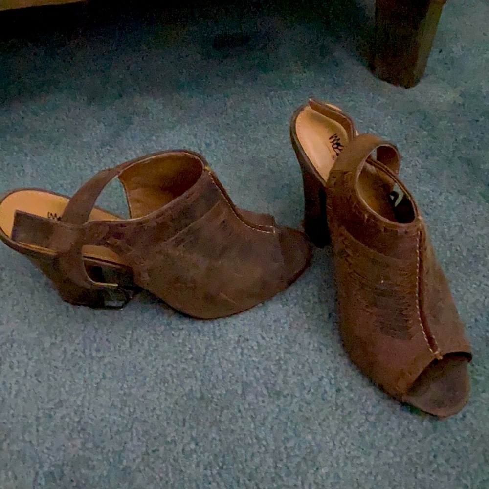 Mossimo 6.5  Brown heels…